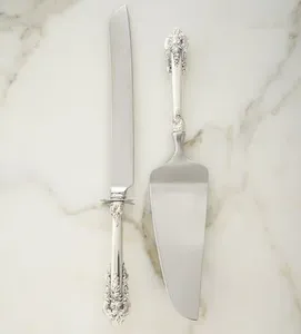 Ensemble de serveurs à gâteau en métal floral vintage, faits à la main et écologiques, pour des dîners élégants et des célébrations spéciales, gravés - Product Image 4