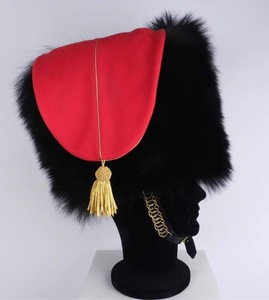 Reproducción del gorro de oficial de caballería ligera napoleónica, tipo colback o busby, hecho típicamente de piel negra con una bolsa de tela roja y cordones. - Product Image 2