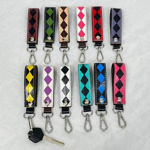 Porte-clés en cuir de vachette artisanal, design à carreaux, élégant et tendance, idéal pour les cadeaux d'entreprise et promotionnels - Product Image 5