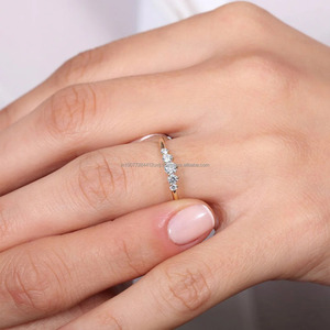 Bague de fiançailles, de mariage et d'anniversaire minimaliste pour femme avec cinq diamants de laboratoire ronds de 0,30 ct, en or jaune 14 carats, bande de 2 mm - Product Image 2