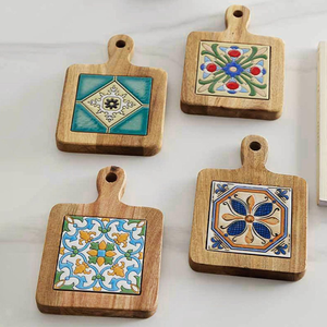 Dalles de carrelage bleues et blanches empilées, style Azulejo portugais, palettes en bois. Disponible aux prix de gros. - Product Image 3