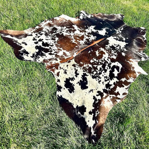 Tapis en cuir de vachette de qualité supérieure, véritable tapis en cuir brésilien pour salon, tapis en peau de vache de luxe, tapis en cuir de vache véritable avec poils - Product Image 1
