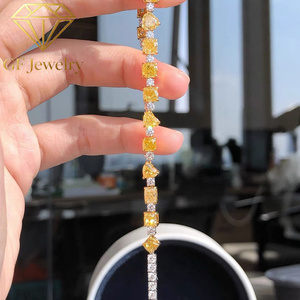 Bracelet tennis fantaisie multi-formes en diamants de laboratoire jaunes, or blanc 18 carats, bijoux de luxe pour dîner de gala et événements sur le tapis rouge - Product Image 3