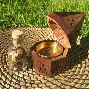 Brûleur d'encens Bakhoor en bois Heritage, célébrant l'artisanat authentique avec un profil élégant et une fonction de combustion constante - Product Image 3