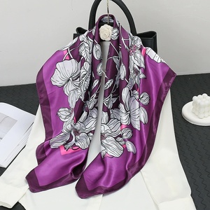 Écharpe en satin de soie rose à imprimé chaîne dorée baroque pour femme, élégant hijab, grand châle carré de 90 cm, foulard de luxe, accessoire de mode - Product Image 6