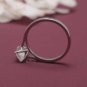 แหวนเพชรทรงเหลี่ยมมรกต รับรองโดย IGI ตัวเดียว ประดับบนทองคำ 18KT สีเหลือง/โรสโกลด์ และสีขาว - Product Image 6