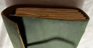 Étui organisateur/agenda en cuir vert à clapet avec reliure cousue et fermeture magnétique, idéal comme cadeau - Product Image 4