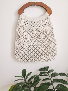 Pochette en macramé à nœuds géométriques, faite à la main, durable, pliable, taille personnalisée avec poignée en bois - Product Image 5