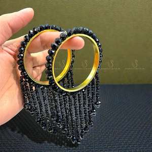 Brazaletes nupciales personalizados de hilo de seda con los nombres de los novios en letras doradas y un intrincado trabajo de piedras. - Product Image 6