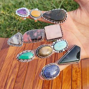 แหวนทองเหลืองประดับหินธรรมชาติ ช่วยบำบัดจักระ บรรเทาความเครียด และป้องกันภัยทางจิตวิญญาณ มีจำหน่ายในราคาที่แข่งขันได้ - Product Image 2