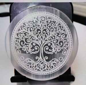 แผ่นเซเลไนต์สีขาวสำหรับชาร์จพลังงาน ลายต้นไม้แห่งชีวิต ความรัก ขัดเงา บำบัดรักษาเรกิ ฮาโลวีน ดีไซน์วงกลมตามสั่ง ขายส่ง - Product Image 3