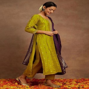 Conjunto de Kurta, Pantalón y Dupatta de Seda Artística Color Mostaza para Mujer, Marca VASTRA COTTAGE, con Trabajo de Tejido, Traje Étnico Elegante para Fiestas - Product Image 3