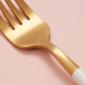 Juego de cubiertos minimalistas dorados con mango blanco, acabado mate, apto para lavavajillas, para uso en bodas y en el hogar. - Product Image 2