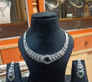 Parure de bijoux de luxe classique plaquée argent avec strass vert foncé pour mariées, mariages, fêtes et soirées - Product Image 1