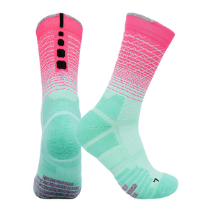 Chaussettes de sport en coton épais pour hommes, idéales pour l'hiver, le basketball, la course à pied et les activités de plein air - Product Image 5