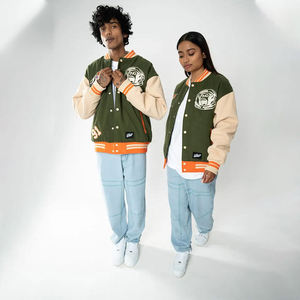 Blouson universitaire unisexe de haute qualité style streetwear, en cuir tanné, avec col montant, broderie chenille et manches en cuir - Product Image 6