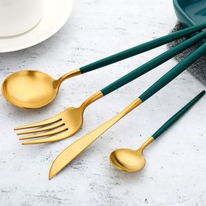 Couverts de style industriel urbain, conçus pour les intérieurs de salle à manger audacieux, les tables robustes et une énergie moderne. - Product Image 4