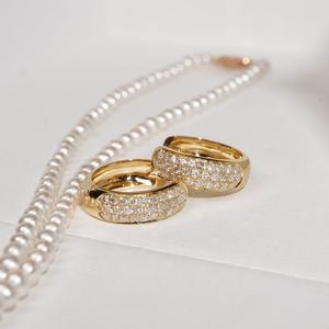 Elegantes aros tipo huggie de oro macizo con artesanía personalizada diseñados para mujeres que buscan joyería de oreja de lujo y estilo. - Product Image 1