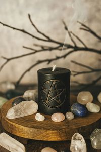 Vela Negra de Pilar con Símbolo de Pentagrama Grabado para Actividades Religiosas, Resistente al Calor - Product Image 1