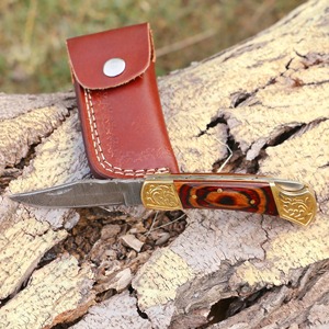 Couteau pliant en acier damas forgé à la main avec un talon en laiton gravé et une poignée en bois - Product Image 5