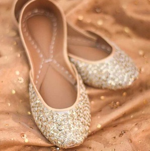 Chaussures traditionnelles élégantes et tendance pour femmes, Khussa, plates, pour l'extérieur, en vrac, fabriquées à la main, ethniques, Khussa pour femmes, en solde - Product Image 2