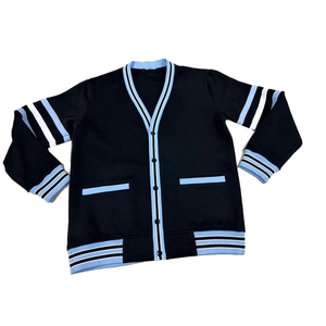 เสื้อคาร์ดิแกนคอวีสีดำสำหรับผู้ชาย ดีไซน์ลายทางแขนยาว ปิดกระดุมเม็ดเดียว สวมใส่ได้ในฤดูใบไม้ร่วง โดย Tiki Taka Sports - Product Image 1