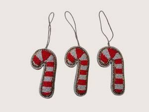 Adorno Colgante de Bastón de Caramelo Rojo y Blanco con Zardosi – Decoración Festiva para Árbol de Navidad, Suministro al por Mayor - Product Image 2