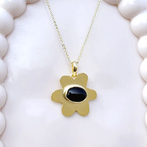 Collier pendentif minimaliste en onyx noir cabochon, motif fleur, finition métal brossé, chaîne en métal plaqué or 18 carats. - Product Image 6