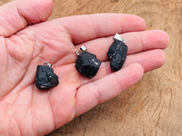 Pendentif en tourmaline noire irrégulière avec attache en argent, conçu pour les bijoux en pierres semi-précieuses