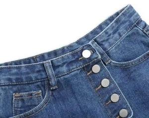 Shorts de Mezclilla Desgastados de Cintura Alta con Botones Delanteros y Dobladillo Asimétrico, Estilo Casual de Verano - Product Image 2