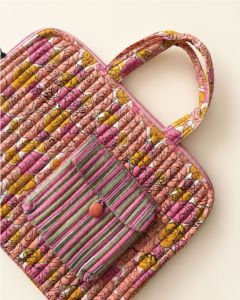 Sac pour ordinateur portable léger et doux à imprimé floral avec poche rayée et poignée matelassée pour une protection décontractée - Product Image 4