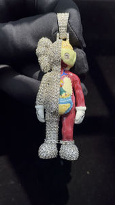 จี้ห้อยคอ KAWS สไตล์ฮิปฮอปแบบ 3 มิติ ประดับเพชรโมอิสซาไนต์สี VVS/D เงินแท้ 925 ผลิตในอินเดีย ราคาดีที่สุด สินค้าขายดี - Product Image 4