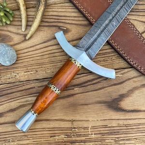 Couteau de chasse artisanal en acier Damas de qualité industrielle avec manche en bois et étui en cuir pour le camping en plein air - Product Image 1