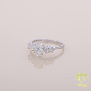 แหวนหมั้นเพชรทรงลูกแพร์สามเม็ด ชุบทองคำขาว สำหรับผู้หญิง - Product Image 6