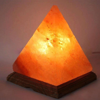 Lampe de sel de l'Himalaya en cristal rose artisanale de 2 kg en forme de petite pyramide décorative pour le bien-être, les spas et la décoration des centres holistiques