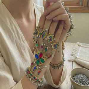 Bijoux de mode vibrants, bracelet de main tribal afghan Kuchi fait main avec des perles multicolores, travail miroir, bague de doigt bohème - Product Image 2