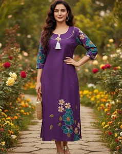 Kurti moderno de poliéster y rayón con estampado floral morado para mujer, corte holgado, longitud midi, ropa étnica india tradicional, vestido informal. - Product Image 1