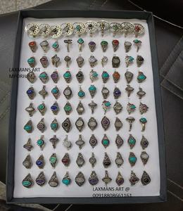 Anneaux de mode sculptés en laiton anneaux hippie de l'Inde designer anneaux de travail de la pierre conceptions tibétaines anneaux en gros anneaux de pierre en laiton - Product Image 1