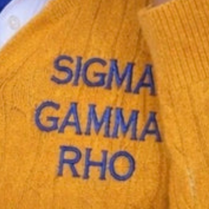 เสื้อคาร์ดิแกนถักลายเคเบิ้ล SGRHO แบบสั่งทำพิเศษ สำหรับสตรีชมรม Sigma Gamma Rho ของกรีซ ปักลายติดกระดุม เสื้อสเวตเตอร์ลำลอง ขายส่ง - Product Image 4