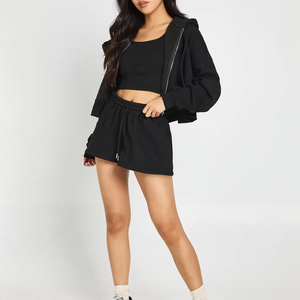 Ensemble de luxe deux pièces pour femme : sweat à capuche et short – Confortable, élégant et décontracté – Design plissé, coupe ample, couleur unie – Idéal pour le sport et le yoga - Product Image 1