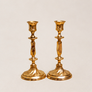 Juego de 2 Portavelas Cónicos de Latón Antiguo Hechos a Mano, Candelabros Dorados Minimalistas Vintage para Centros de Mesa de Boda - Product Image 1