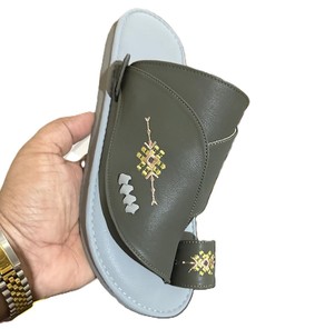 Elegantes Pantuflas de Cuero Sintético Árabe de Primera Calidad para Hombre, Cómodas, Antideslizantes, con Suela de PU Suave, Perfectamente Diseñadas, Hechas en Arabia Saudita - Product Image 6