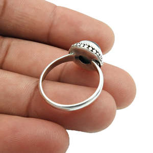 แหวนเงินแท้ราคาโรงงานสำหรับผู้หญิง ประดับด้วยพลอยลาบราดอไรต์สีน้ำเงินธรรมชาติ ตัวเรือนแบบฝังขอบ ดีไซน์โบโฮ - Product Image 2