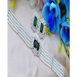 Magnifique ensemble collier ras-du-cou et boucles d'oreilles en laiton plaqué or de qualité supérieure, orné de perles et de zircons, idéal pour les mariages. - Product Image 4