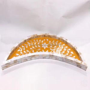 Quemador de Incienso Premium para Uso Religioso y Decoración del Hogar, Mabkhara de Madera Hecha a Mano con Diseño Árabe, Incrustaciones de Hueso y Madreperla - Product Image 5