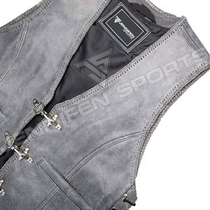 Veste de moto en cuir véritable pour hommes, conçue avec une qualité supérieure pour les motards recherchant une option d'équipement de conduite élégante, soignée et durable. - Product Image 3