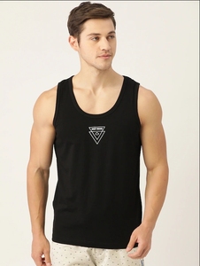 Camiseta sin mangas de algodón negra para hombre, cuello redondo, color sólido, transpirable, informal, con logo impreso en la parte delantera - Product Image 1