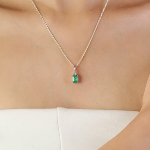 Pendentif en argent sterling 925 avec émeraude taillée et accents de diamants, charme solitaire classique, unisexe, à porter au quotidien - Product Image 2