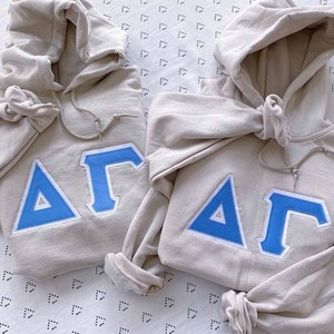 ฟี |   เสื้อฮู้ดซิกมา แบล็ค พรีเมียมสำหรับผู้หญิง ทรงพอดีตัว ผ้าพรีเมียม เสื้อผ้าสำหรับกลุ่มพี่น้องชาวกรีก สวมใส่สบายในชีวิตประจำวัน - Product Image 6