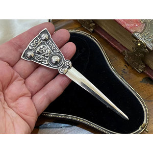Impresionante Broche de Plata de Ley Escocesa Vintage con Diseño de Animal Mítico Celta para Kilt - Product Image 1